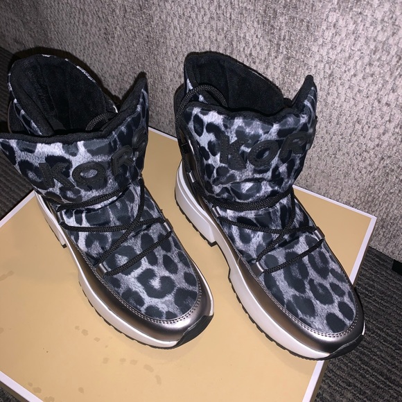 Michael Kors Snowboots - Picture 2 of 4